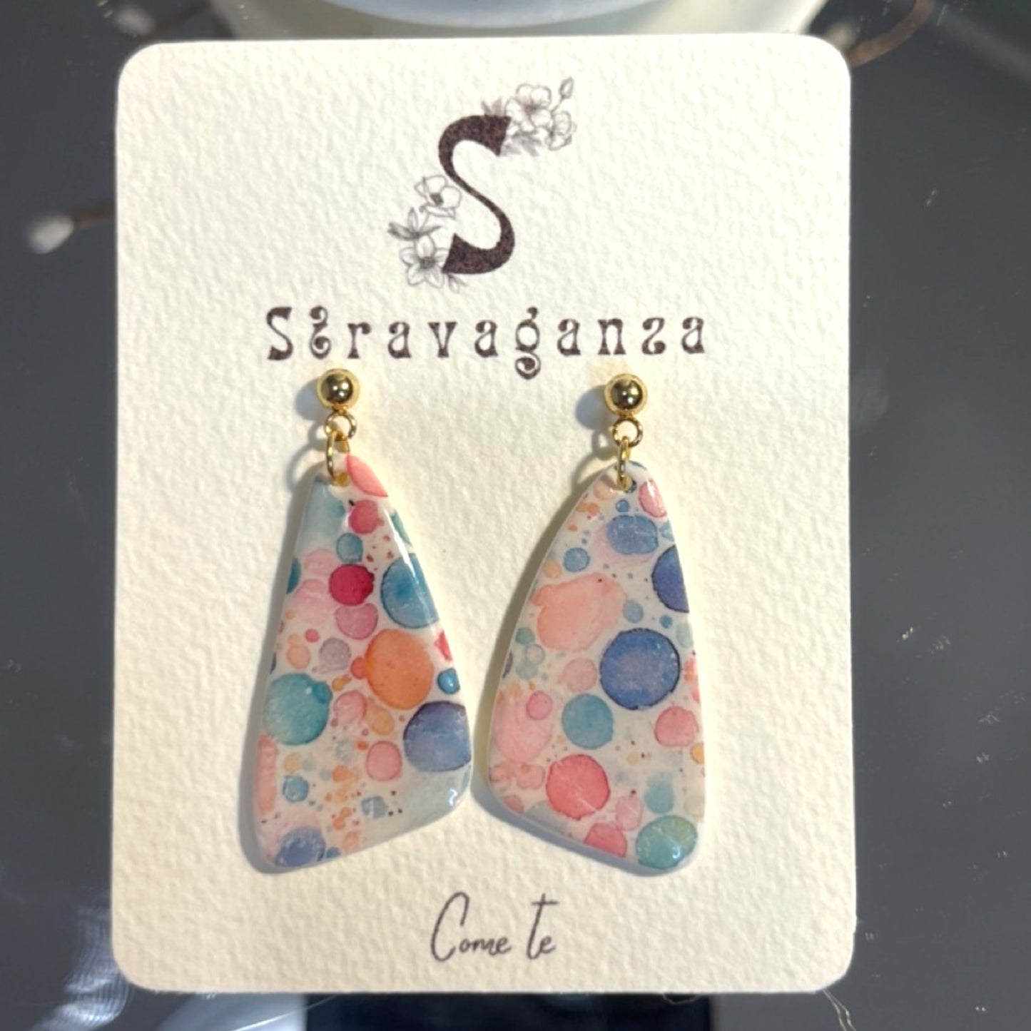 Pendientes triángulo multicolor con dorado ACU06