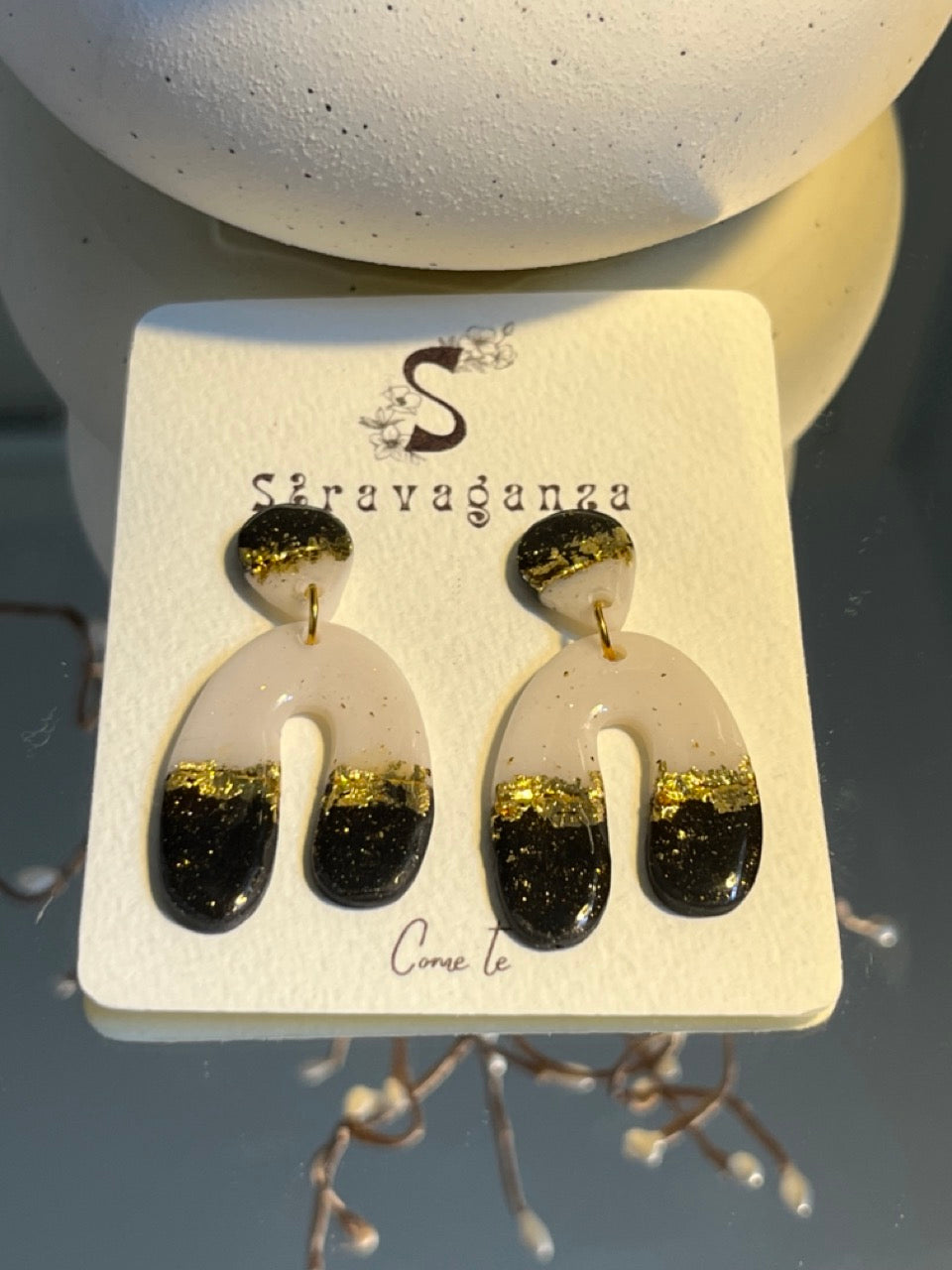 Pendientes U invertida negros y blancos con dorado NOR02