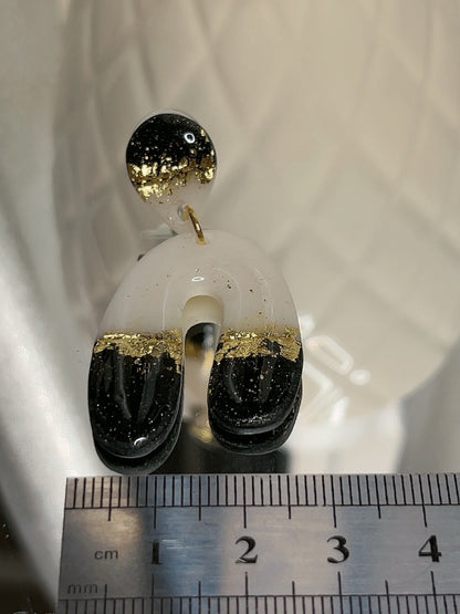 Pendientes U invertida negros y blancos con dorado NOR02