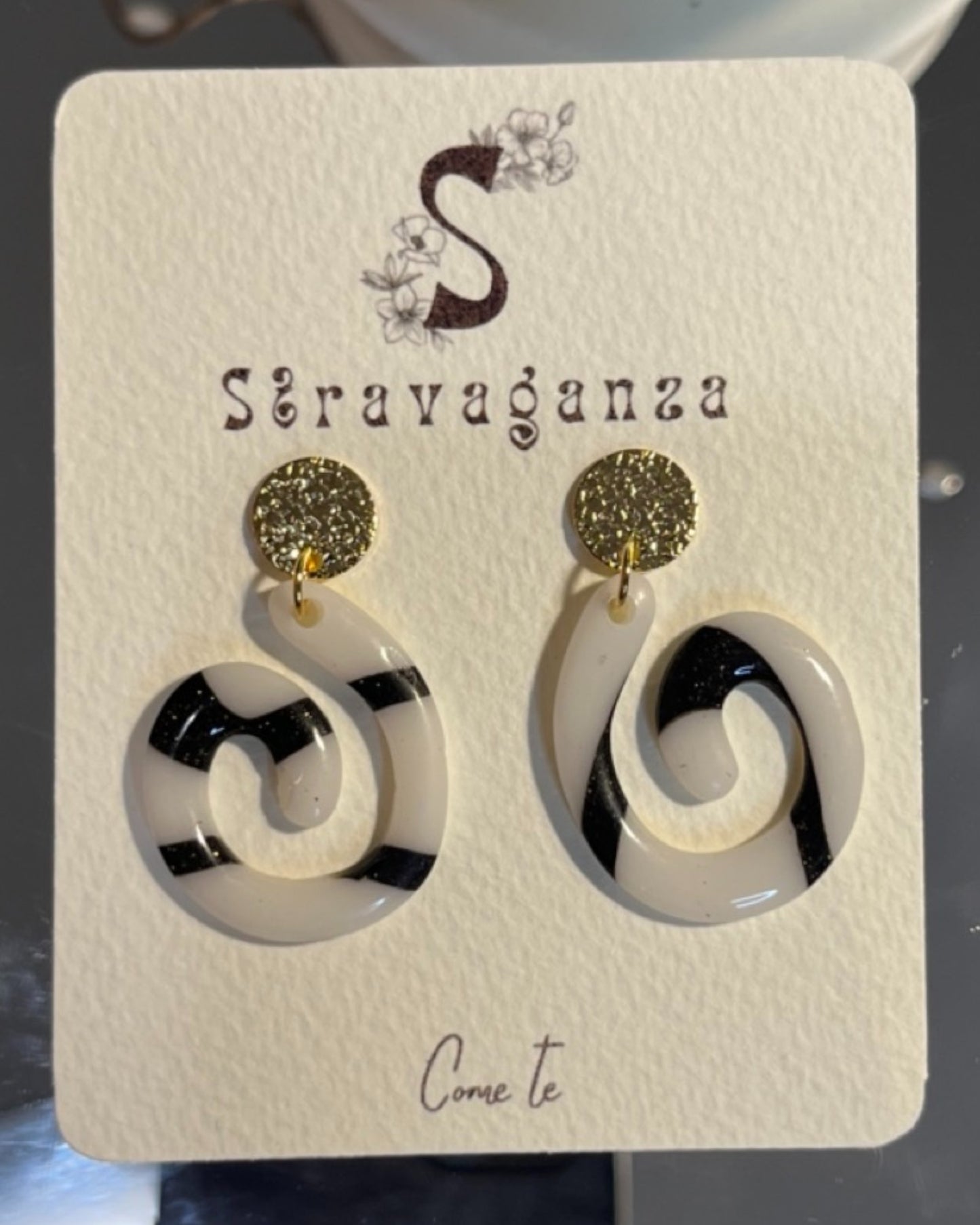 Pendientes espiral negros y blancos con dorado RIC01